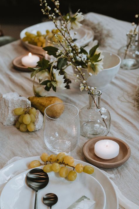 Easy Tablescapes Simple, Wedding Table Pears, Pear Table Decor, Pear Wedding Decor, Grapes Table Decor, Fruit On Wedding Tables, Pear Tablescape, Fruit Table Decorations, Fruit Table Decor