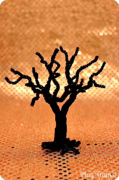 Spooky Trees Halloween Craft for Halloween Decorations, Small Worlds and Train Sets from Play Trains! Pipe Cleaner Projects, Craft For Halloween, Pipe Cleaner Art, Dollar Store Halloween Decorations, Scary Halloween Decorations Diy, Dollar Store Halloween, Spooky Trees, Fun Halloween Crafts, Diy Halloween Decor