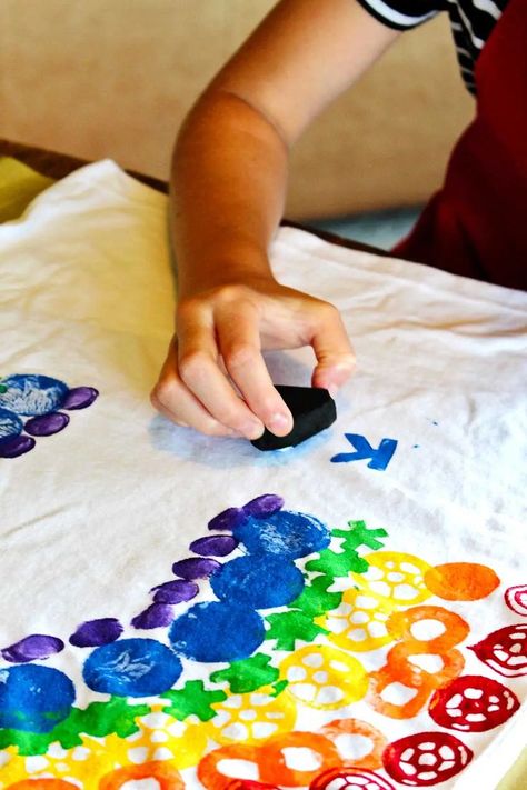 T Shirt Decorating Ideas For Kids, T Shirt Crafts For Kids, Tee Shirt Crafts, Shirt Customization, Class Mom, Painted Rainbow, Rainbow T Shirt, Art Camp, Shirt Diy