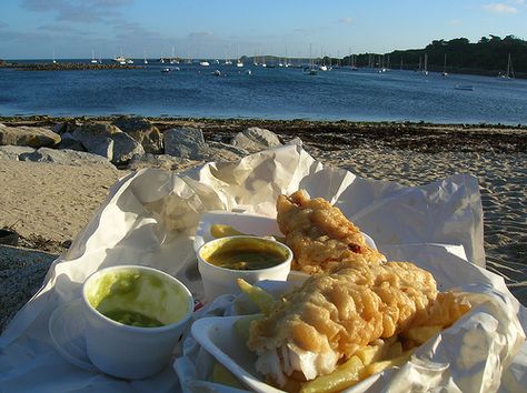 Fish and Chips on the beach ♥ Facts About Fish, Mushy Peas, Summer Energy, Summer Dates, Summer Bucket Lists, Fish And Chips, Holiday Memories, Beach Picnic, Beach Life