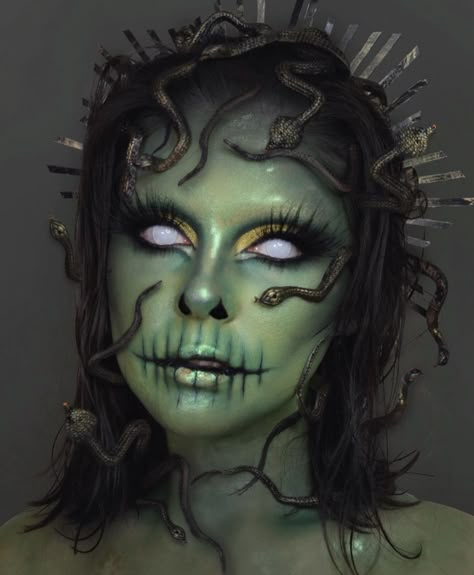 Greta Mikki, Medusa Halloween Costume, Medusa Makeup, Creative Halloween Makeup, Medusa Costume, Creepy Halloween Makeup, Clever Halloween Costumes, Halloween Makeup Scary, Horror Makeup