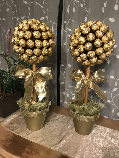 Ferrero Rocher topiary Ferrero Rocher Gift Ideas Birthday, Ferrero Rocher Tower, Ferrero Rocher Tree, Ferrero Rocher Gift, Candy Bar Bouquet, Candy Gifts Diy, Candy Bouquet Diy, Chocolate Diy, Sweet Trees