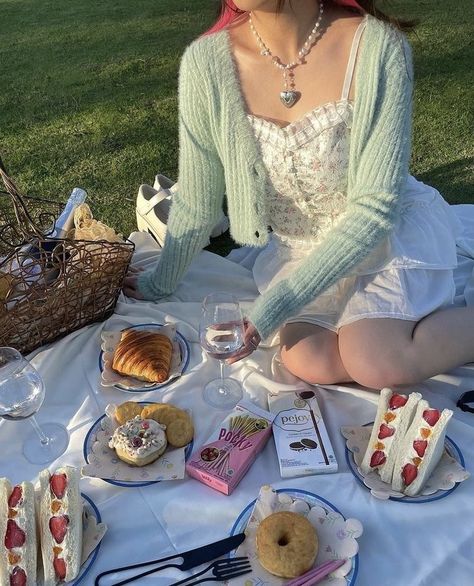 Bday Picnic Ideas, Picnic Clothes, Pinterest Picnic, Insta Outfit Ideas, Coquette Bday, Picnic Fits, Bucket List With Friends, Princess Picnic, Picnic Pics