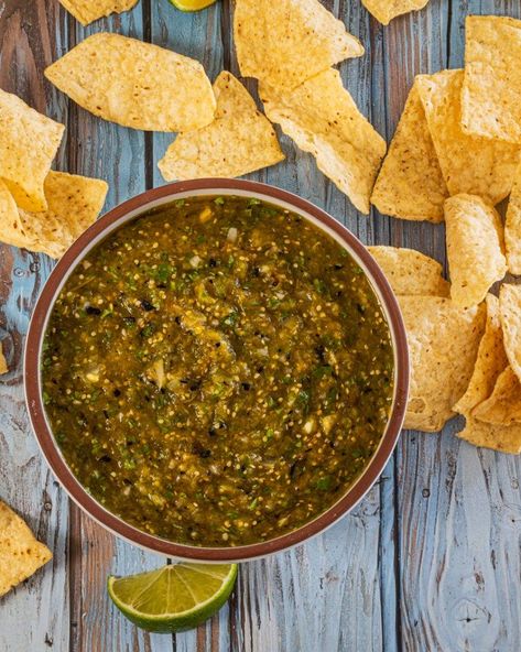 Roasted Hatch Chile Salsa Verde Hatch Chili Salsa, Green Chile Salsa Recipe, Chili's Salsa Recipe, Hatch Chile Salsa, Hatch Chili Recipes, Green Chili Salsa, Hatch Chile Recipes, Chile Salsa, Green Chili Recipes