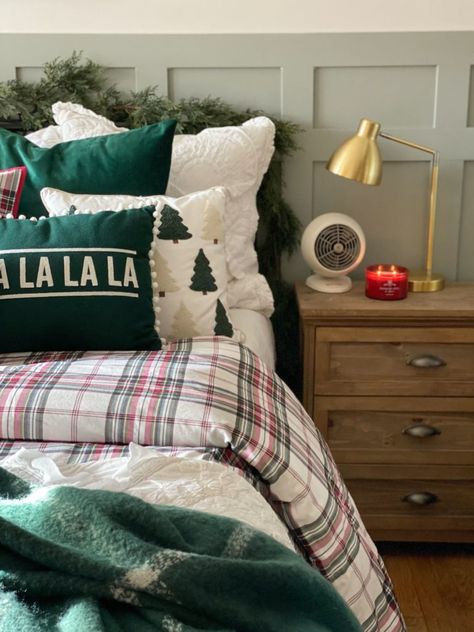 Cozy Christmas Bedroom Green Christmas Bedding Decor, Christmas Duvet Covers Master Bedrooms, Christmas Guest Bedding, Green Plaid Christmas Bedding, Primary Bedroom Christmas Decor, Christmas Bedding Green, Green Christmas Bedding, Christmas Decorated Bedrooms, Christmas Bedroom Decor Aesthetic