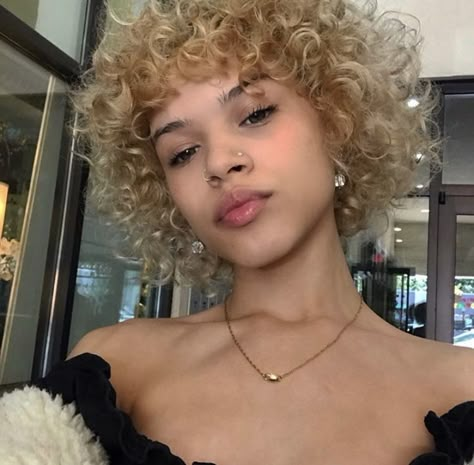 Short Curly Hairstyles Blonde, Short Curly Bleached Hair, Brown Eyebrows Blonde Hair, Short Dyed Curly Hair, Blond Curly Short Hair Black Women, Short Curly Blonde Hair Natural Black Women, Blond Curly Hair Girl, Blonde Short Curly Hair, Short Blonde Curls