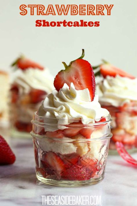 Strawberry Shortcake In A Jar, Mini Sweets, Mason Jar Desserts, Strawberry Shortcakes, July Desserts, Cheesecake Mini, Strawberry Shortcake Recipes, Shortcake Recipe, Dessert In A Jar