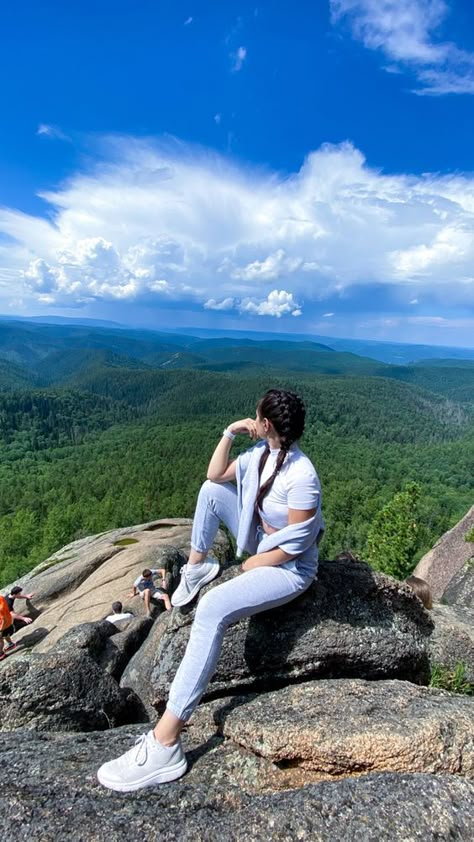 Mountain Poses Photo Ideas, Mountain Aesthetic Outfit, Cute Hiking Outfit Summer, Hiking Pose, Hiking Aesthetic Outfit, Granola Fashion, Hiking Picture Ideas, Outfits Granola, Hiking Poses