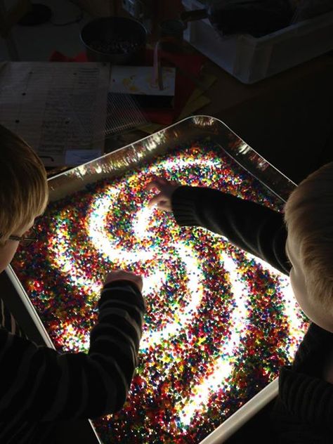 This looks like a sensory clear container with colored beads on top of a light table. Wonderful sensory and discovery activity at Ekuddens förskola, Bubblan ≈≈ http://www.pinterest.com/kinderooacademy/light-shadow-reflection-play/ Light Box Activities, Sensory Lights, Sensory Room, Reggio Inspired, Light Board, Sensory Table, Clear Container, Reggio Emilia, Sensory Bins