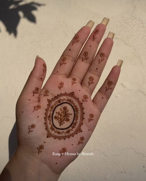 Mehendi Designs For Hands Simple Palm Aesthetic, Easy Palm Henna Designs, Simple And Aesthetic Mehndi Designs, Palm Henna Designs Easy Simple, Simple Mehendi Designs Palms Easy, Henna Designs Easy Simple, Palm Henna Designs Easy, Henna Doodle, Palm Henna Designs