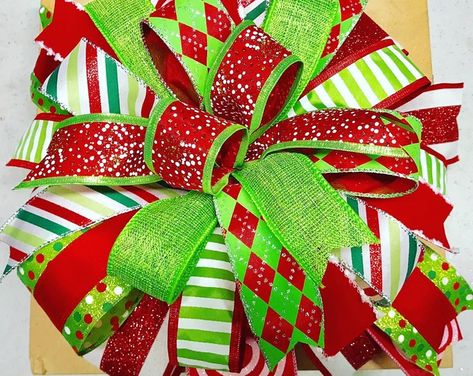 Green And Red Christmas Tree, Bow Tree Topper, Green And Red Christmas, Bow Making Tutorials, Diy Wreath Bow, Bow Tree, Christmas Bows Diy, Homemade Bows, Christmas Tree Topper Bow