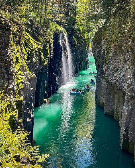 Beautiful landscape of takachiho gorge and waterfall in Miyazaki, Kyushu, Japan 📷 instagram.com/jakesonaplane Takachiho Gorge, Takachiho, Kyushu Japan, Japan Instagram, Kyushu, I Want To Travel, Miyazaki, Beautiful Landscapes, Japan