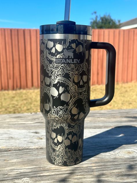 40 oz Stanley laser engraved with Skulls & Roses design.  I have many colors in stock and it changes constantly. If you want a different color please send me a message.  This tumbler is brand new, 360o laser engraved with handle and straw lid. The pattern is virtually seamless.  If you would like to add customization, please contact me directly.  Thanks for visiting. All sales are final. I cannot be responsible for mail marked DELIVERED by carrier. Please make sure you are having your packaged d Handle Tumbler Ideas, Engraved Tumbler Designs, Rose Engraving, Gothic Tumbler Ideas, Skull Tumbler Ideas, Goth Tumbler Cup, Skull Tumbler Cup, Starbucks Cup Art, Skull Bedding