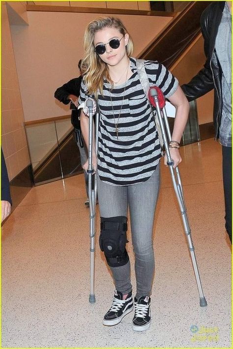 Chloe Moretz Style, Acl Knee, Long Leg Cast, Chloe Grace Mortez, Medical Procedures, Leg Cast, Chloë Grace Moretz, Lax Airport, Men Faces