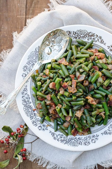 Bacon Green Beans and 12 More Delicious Thanksgiving Side Dish Recipes German Green Beans, Green Beans Bacon Onion, Colombia Recipes, Bacon Green Beans, German Side Dishes, Green Beans Almondine, Beans With Bacon, Low Carb Maven, Green Beans With Bacon