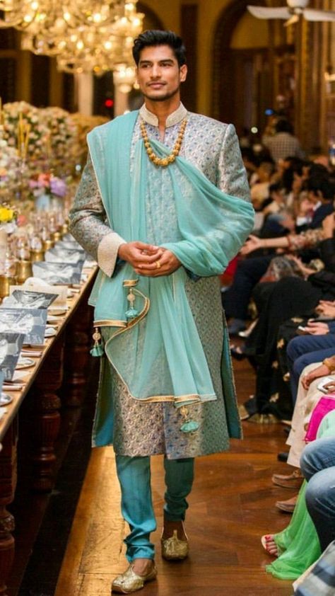 Middle Eastern Mens Fashion, Pakistan Traditional Clothing Men, Indian Men Fashion Traditional, Hindi Men Clothing, Arabian Traditional Clothing Men, Indian Traditional Clothes Men, Persian Men Fashion, Arabian Nights Men Outfit, Indian Traditional Clothing Men