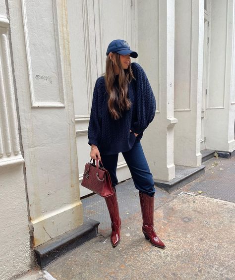 𝒟𝒶𝓃𝒾𝑒𝓁𝓁𝑒 𝐵𝑒𝓇𝓃𝓈𝓉𝑒𝒾𝓃 on Instagram: “Navy & burgundy styled with my @vivrelle bag! In honor of Giving Tuesday a portion of new memberships this month will donate to @wegavewhat…” Burgundy Sweater Outfit, Burgundy Boots Outfit, Tony Bianco Boots, Nakd Fashion, Cos Jeans, Mr Mittens, Valentino Pants, We Wore What, Burgundy Outfit