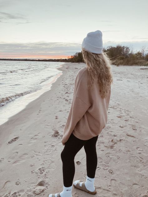 Coastal Hiking Outfit, Cold Beach Day Outfit Spring, Beach Aesthetic Outfits Winter, Tofino Outfit, Cold Beach Day Outfit Winter, Cold Boat Day Outfit, Winter Beach Outfit Cold, Spring Beach Outfits Cold, Cold Weather Beach Outfit