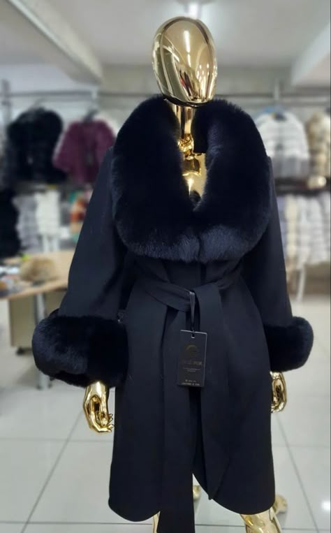 Elegant Winter Jacket, Fur Collar Jacket Outfit, Black Fur Coat Outfit, Classy Jacket, Fur Coat Outfit, Black Fur Coat, Cold Fashion, Cape Fashion, Outfit Elegant