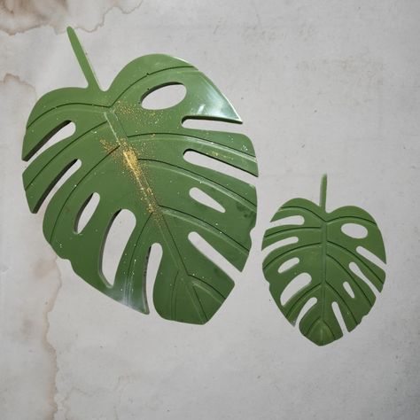 Happy Weekend Friends 🎉 Today's creations are Epoxy Resin Monstera/Cheesplant Leaves, these always come out so well 😍 Everything created from Apex Resin available from @just4youonlineuk Enjoy! Cathy 💜 #naturedecor #leaf #cheeseplant #monstera #displaydish #displayplate #resin #epoxyresincrafts #handmade #giftideas #greenleaf #greendecor #handtohomebycathy #jungle Cheese Plant, Epoxy Resin Crafts, Plate Display, Green Decor, Nature Decor, Happy Weekend, Epoxy Resin, Green Leaves, Handmade Items