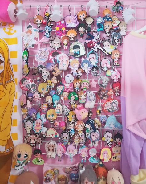 Kawaii Cork Board, Anime Cork Board Ideas, Anime Cork Board, Pin Collection Display Ideas, Keychain Collection Display, Collector Aesthetic, Cork Board Ideas For Bedroom, Cork Board Ideas, Pinboard Ideas