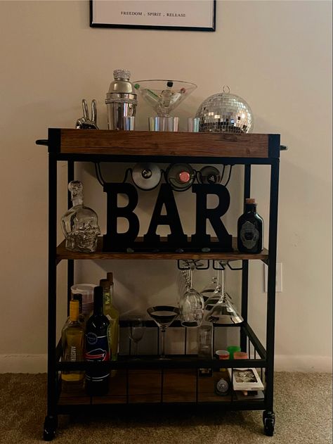 Bar cart decor Bar Cart For Men, Man Bar Cart, Men Kitchen Decor Ideas, Boyfriend Apartment Decor, Boys Apartment Decor, Single Man House Decor, Mens Apartment Ideas Bachelor Pads, Guys Apartment Decor, Man House Decor