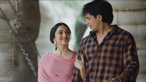 Sid Malhotra, Outfit College, Cute Movie Scenes, Joel And Ellie, Sidharth Malhotra, Bollywood Pictures, Movie Pic, Fire Video, Bollywood Couples