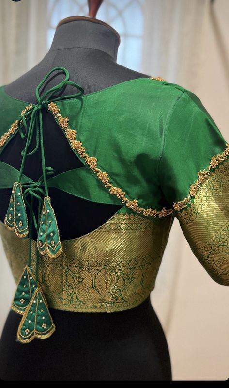 Neck Design Ideas, Blouse Neck Design, Green Blouse Designs, Wall To Wall Carpet, Lace Blouse Design, Traditional Blouse Designs, Backless Blouse Designs, New Saree Blouse Designs, Latest Model Blouse Designs