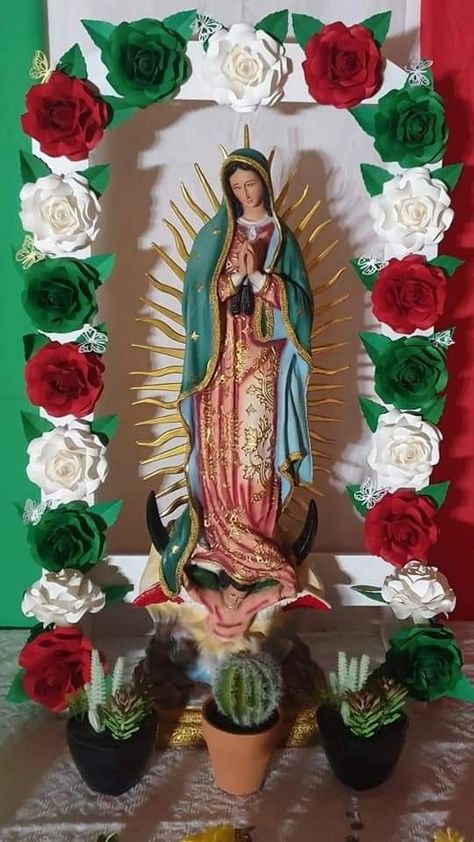 Virgin Mary Altar Decoration, Altar Para La Virgen Ideas En Casa, Altar Para La Virgen Ideas, Home Altar Catholic, Dia De Los Muertos Decorations Ideas, Church Altar Decorations, Virgin Mary Art, Altar Arrangement, Catholic Decor