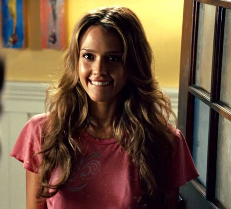 Jessica Alba Movies, 26 Year Old Woman, Jessica Alba 2000s, Female Expressions, Young Jessica Alba, Jessica Alba Outfit, Good Luck Chuck, Kristen Kreuk, Hair Shrinkage