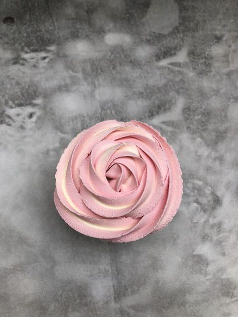 Learn how to pipe beautiful authentic buttercream Swirl Roses with my Taylor Made video tutorial. Piping Roses Tutorial, Piping Buttercream Roses, Swirl Frosting Technique, How To Make Buttercream Roses, Rose Piping Tutorial, Cupcake Swirl Frosting Techniques, Icing Roses Tutorial, Buttercream Roses Tutorial, Piping Roses