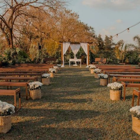 O casamento intimista é cada vez mais a escolha de noivos que querem uma celebração com amigos e familiares mais queridos. Para ser considerado um Mini Wedding, o evento deve contar com até 50 pessoas. O Mini Wedding pode ser feito em pequenos salões de festa, restaurantes e até no jardim de casa Equestrian Wedding, Dream Marriage, Mini Wedding, Wedding Dresses Satin, Marriage And Family, Wedding Mood, Married Life, Budget Wedding, Marry Me