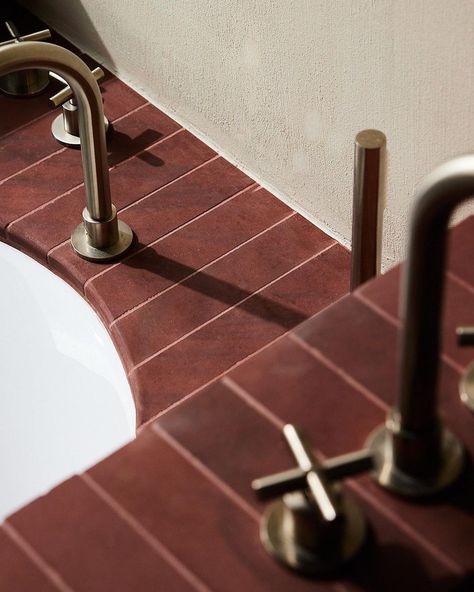 HB-Classics (@hb_classics) • Instagram-foto's en -video's Brown Tiles Bathroom, Tiles Aesthetic, Contemporary Tile, Vacation House, Terracotta Tiles, November 3, Zurich, Powder Room, Tile Bathroom