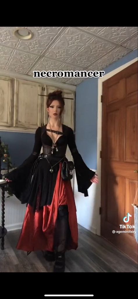 Dark Fairytale Outfit, Ren Faire Outfits Chainmail, Vampire Ren Faire, Ren Faire Women Costume, Ren Faire Witch Accessories, Dark Maiden Outfits, Ren Faire Assassin Female, Dark Fairy Ren Faire, Reinfare Outfits