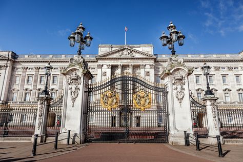 ¿Ganas de un viaje al extranjero? Anótate estos seis planes internacionales... Buckingham Palace London, London Residence, Reine Elizabeth, Expensive Houses, Windsor Castle, Buckingham Palace, London Travel, Union Jack, Luxor