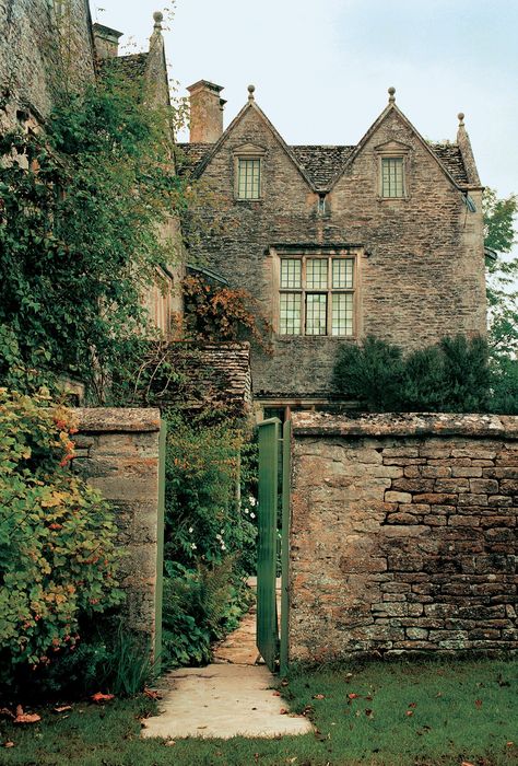 Manor Aesthetic, English Manor Houses, Old Manor, The World Of Interiors, Outdoor Aesthetic, English Manor, English Country House, World Of Interiors, English Cottage