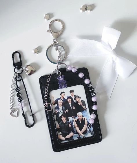 Card Holder Kpop, Mochila Kpop, Photocard Ideas, Bts Bracelet, Pc Holder, Army's Birthday, Photo Keyrings, Kpop Diy, Small Business Packaging Ideas