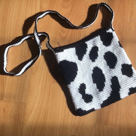 Cow Crochet Bag, Cow Print Crochet, Left Handed Crochet, Cow Crochet, Crochet Shoulder Bags, Crochet Cow, Crochet Patterns Free Blanket, Crochet Bags Purses, Diy Crochet Projects