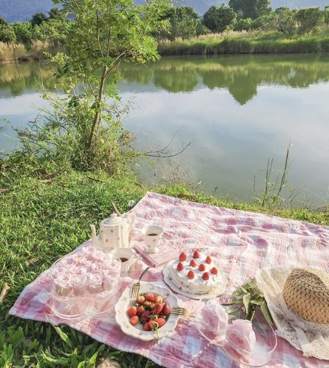 Picnic🍒 Regency Era Picnic, Regency Picnic, Farm Picnic, Victorian Picnic, Fairy Picnic, Outdoor Tea Parties, Picnic Scene, Spring Moodboard, Fall Picnic