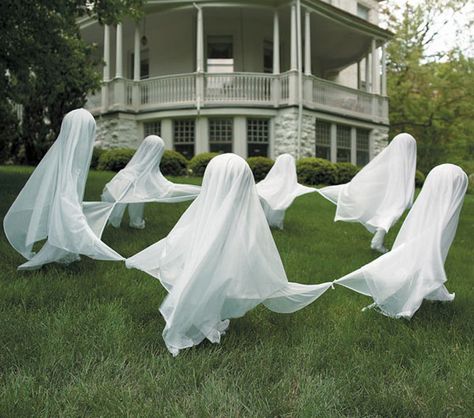 Creepy Staked Yard Ghosts--cute but I don't want to pay that much for them. Surely I (or someone) can figure out how to DIY? Lawn Ghosts, Yard Ghosts, Diy Halloween Dekoration, Dollar Store Halloween Decorations, Dekorasi Halloween, Hallowen Ideas, Homemade Halloween Decorations, Festa Harry Potter, Dollar Store Halloween