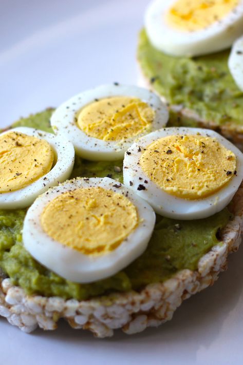 Rice Cakes with Avocado & Hard-Boiled Egg Rice Cakes Avocado, Rice Cakes With Avocado, Rice Cake With Egg, Avocado On Rice Cake, Rice Cake With Avocado, Avocado Rice Cake, What To Put On Rice Cakes, Rice Cake Meals, Rice Cake Avocado