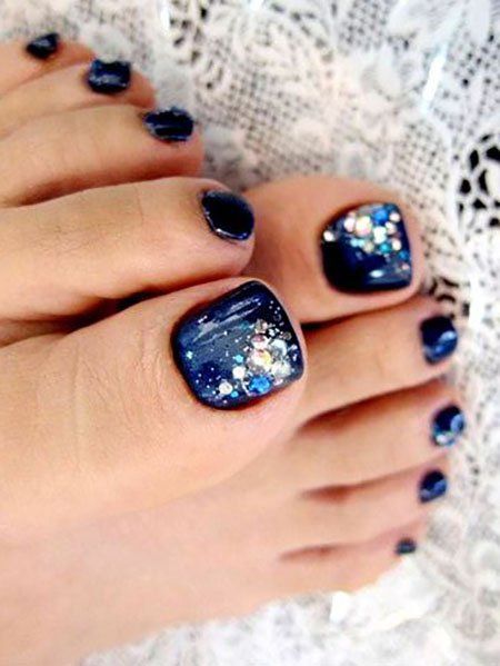 20 Trending Winter Nail Colors & Design Ideas for 2020 - TheTrendSpotter Blue Toe Nail Designs, Blue Toe Nails, Winter Nail Colors, Simple Toe Nails, Toenail Designs, Beauty Tutorial, Pedicure Colors, Nagellack Trends, Toe Nail Color