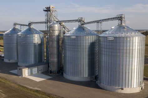 EVEREST® Commercial Grain Bins - Brock Grain Systems Grain Bin House, Farm Toy Display, Grain Bins, Physics Notes, Grain Storage, Toy Display, Farm Toys, Farm Equipment, John Deere