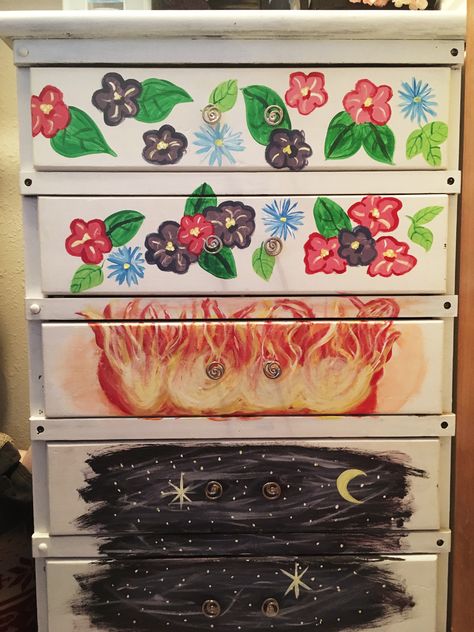 Feyre’s dresser acotar nesta Elaine Feyre Dresser, Acotar Painted Edges, Acotar Drawers, Acotar Dresser, Acotar Painting Ideas, Feyre Painted, Acotar Diy, Feyre Dresser Painting, Acotar Painting