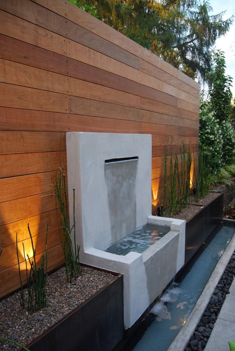 Diy Modern Water Feature, Modern Wall Fountain Outdoor, Modern Outdoor Water Fountains, Outdoor Wall Water Features, Modern Toilets, Elegant Garden Party, Modern Yard, Small Sunroom, Modern Water Feature