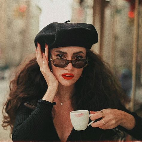 Beret Photoshoot, Beret Hairstyles, Parisian Chic Aesthetic, Black Beret, Parisian Chic Style, Retro Photography, Portrait Photography Women, Photography Posing Guide, Posing Guide