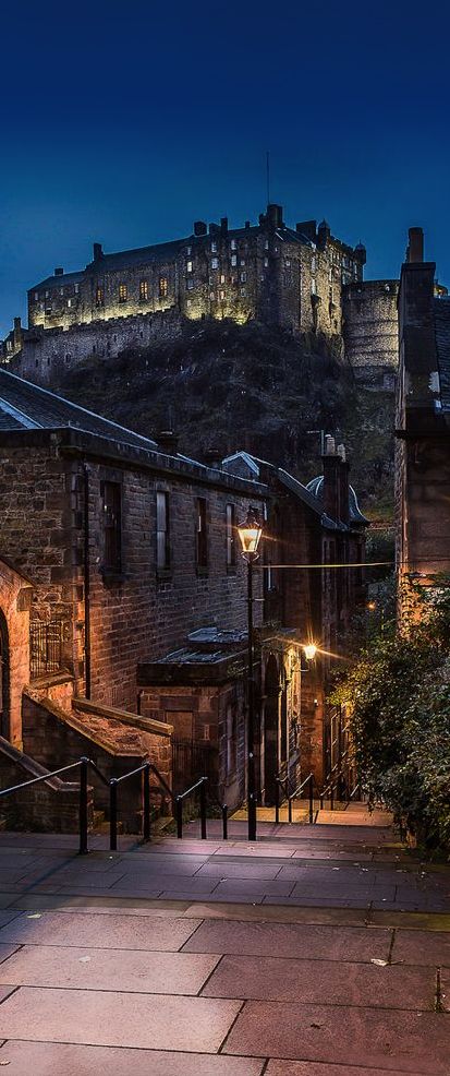 Edinburgh Castle, Scotland, UK - Must See Castles in Scotland. Edinburgh Castle Scotland, Castle Scotland, Famous Castles, Castles In Scotland, Scotland Castles, Scottish Castles, Edinburgh Castle, Voyage Europe, England And Scotland