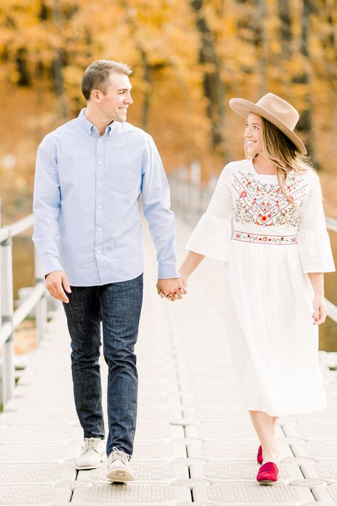 Couple Holding Hands Reference, Couple Poses Holding Hands, Engaged Poses, Holding Hands Pose, Hands Poses, Boho Outfit Ideas, Drawing Random, Couple Inspiration, Photo Study