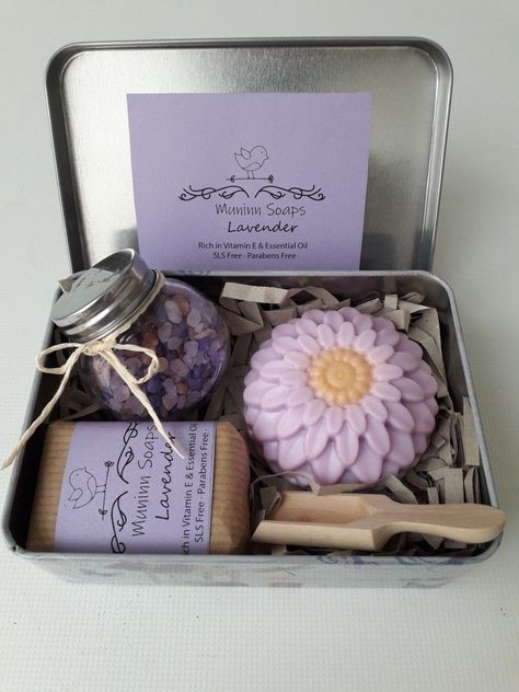 Soap Packaging Diy, Handmade Soap Gift Set, Diy Soap Recipe, Soap Flowers, Handmade Soap Recipes, Homemade Scented Candles, Soap Gifts, Soap Making Recipes, Bff Gifts Diy