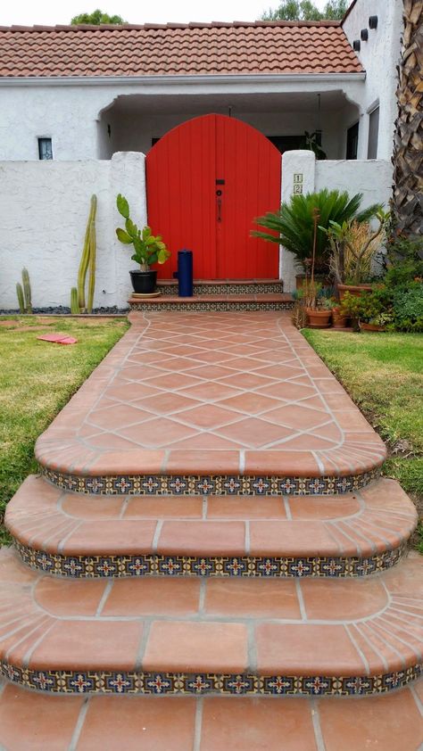 Spanish Staircase, Mexican Tile Stairs, Spanish Style Homes Interior, Spanish Style Homes Plans, Spanish Style Home Exterior, Tiled Steps, Spanish Style Home Interior, Outdoor Tile Patio, Rustic Staircase